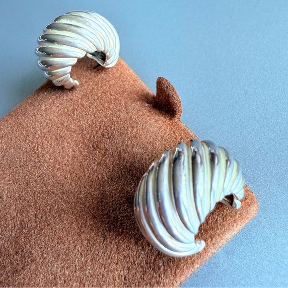 David Yurman Classic Cable Sculpted Shrimp Huggie Hoop Earrings, Sterlin… - Picture 6 of 10